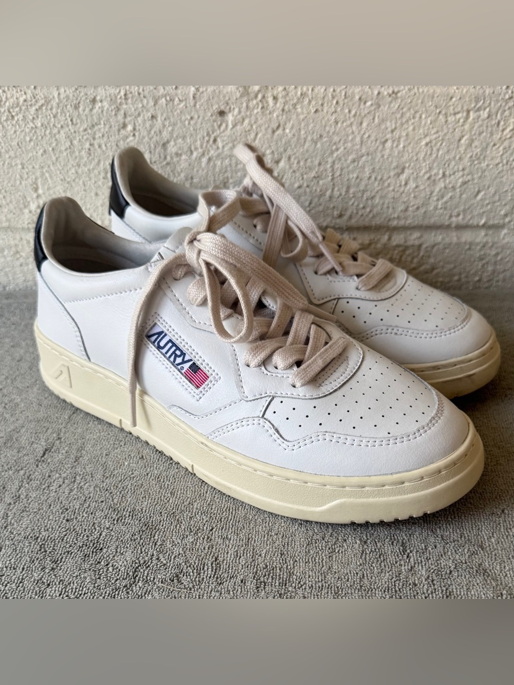 AUTRY Women's 'Medalist' Low Leather Sneakers White & Black 41 / 11 US $240+
NEW
